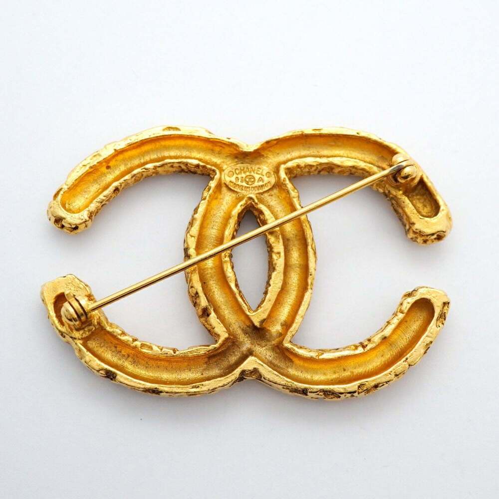 CHANEL Gold Logo Brooch - Picture 5 of 10